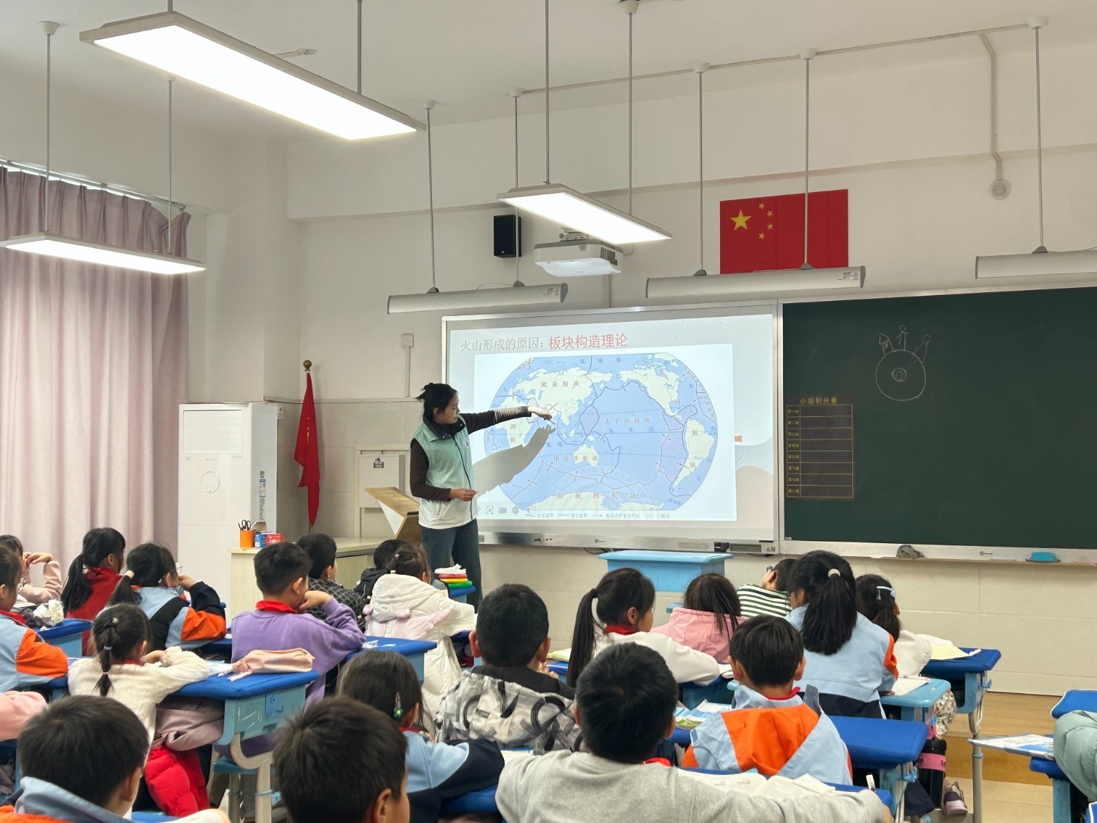 2024年12月3日地理与旅游学院郑州师范学院第二附属小学“峰岭探秘·地理奇境说”志愿服务活动6.jpg