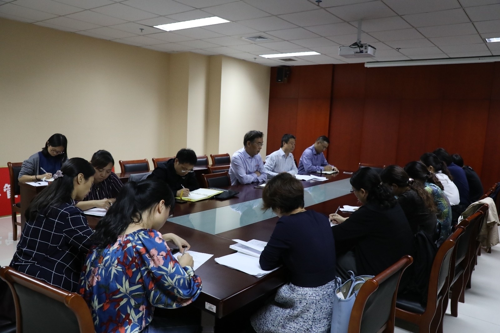 教师座谈会.JPG