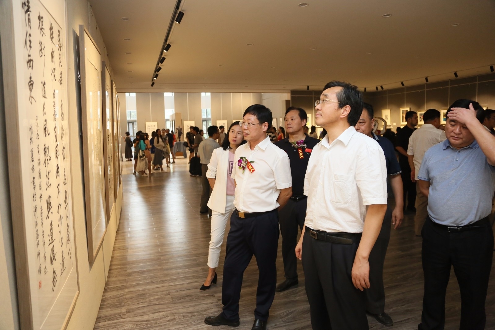参观展览 (2).JPG