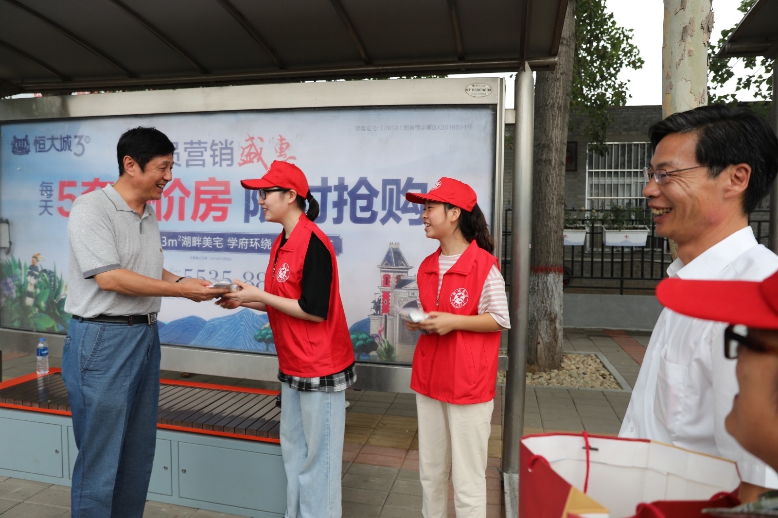 慰问“绿城使者”.JPG