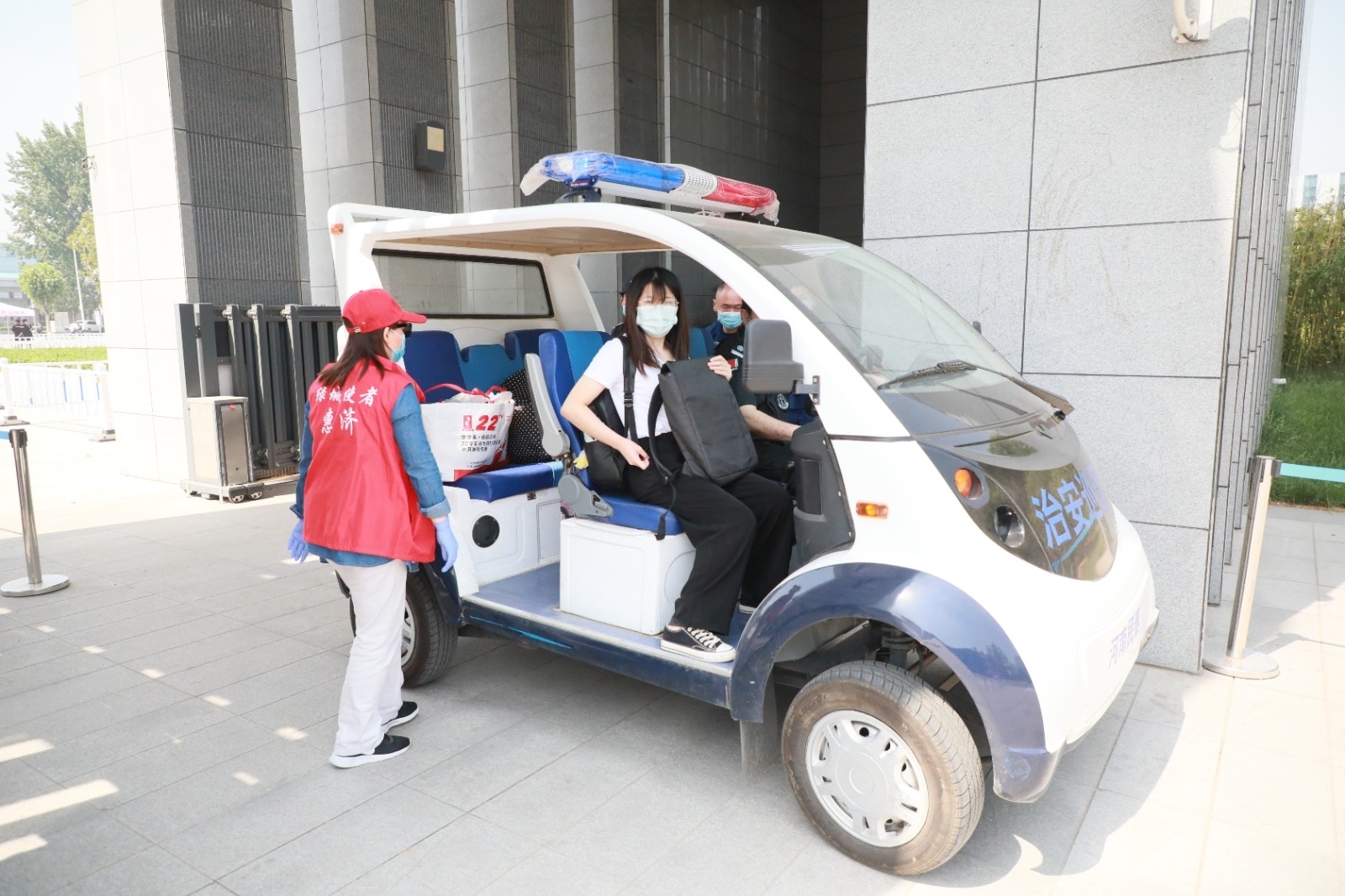 3.接驳车将学生送返宿舍.JPG
