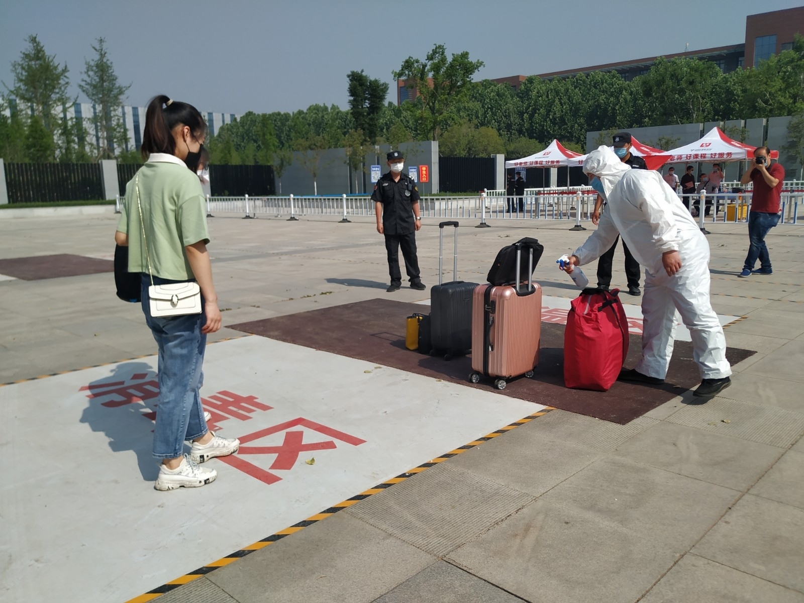 1.对返校学生行李进行细致消杀.jpg