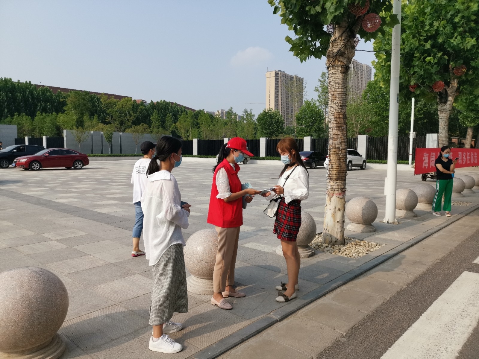 20200629 郑州师范学院志愿者宣传文明知识.jpg