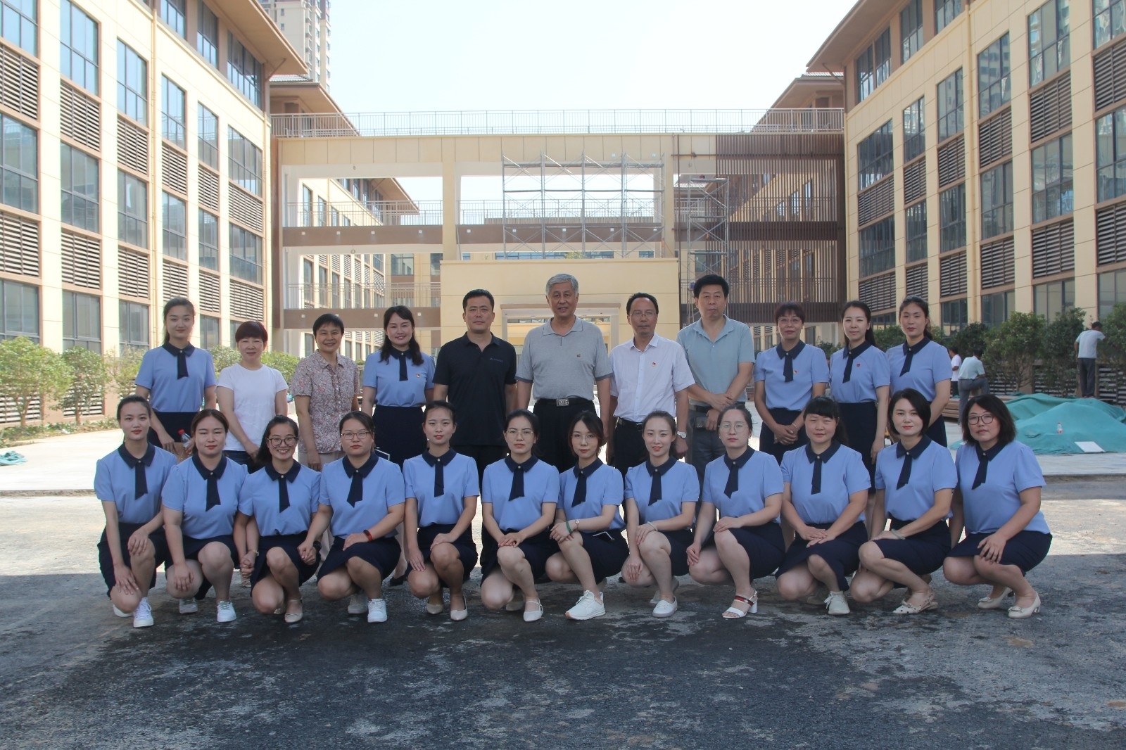 慰问领导与二附小全体教师合影留念.JPG