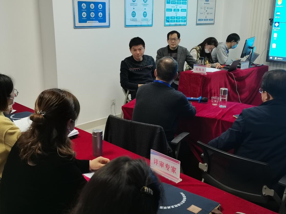 2胡全胜处长与评审专家现场交谈.jpg