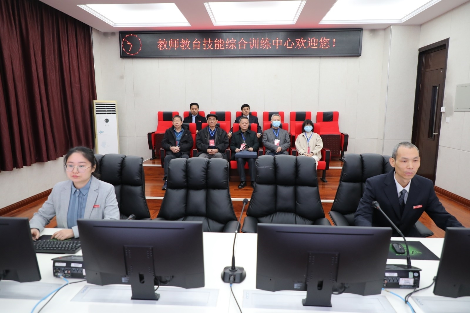 4专家组实地调研我校教师教育技能综合训练中心.jpg