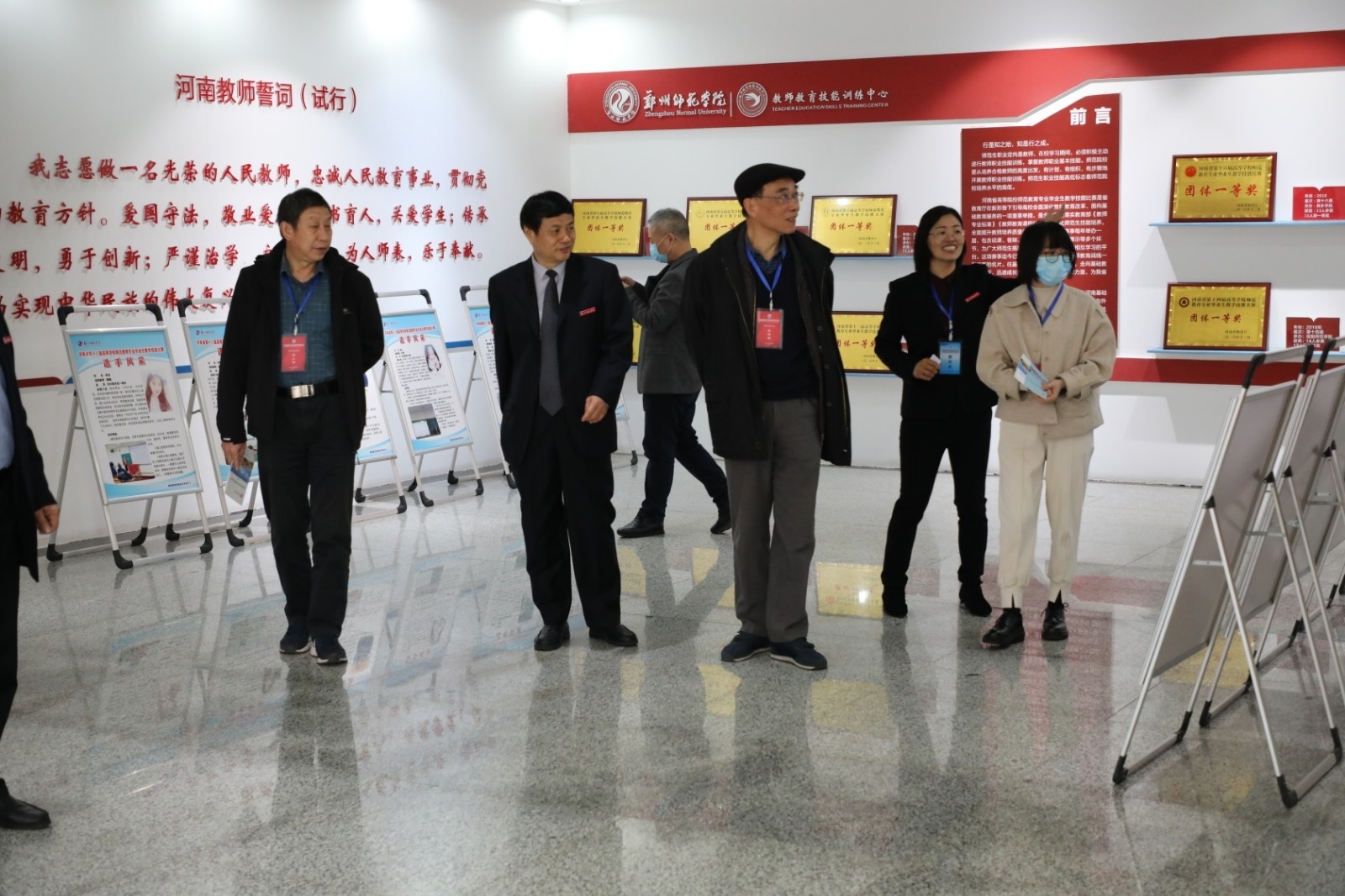 5专家组实地调研我校教师教育技能综合训练中心.jpg