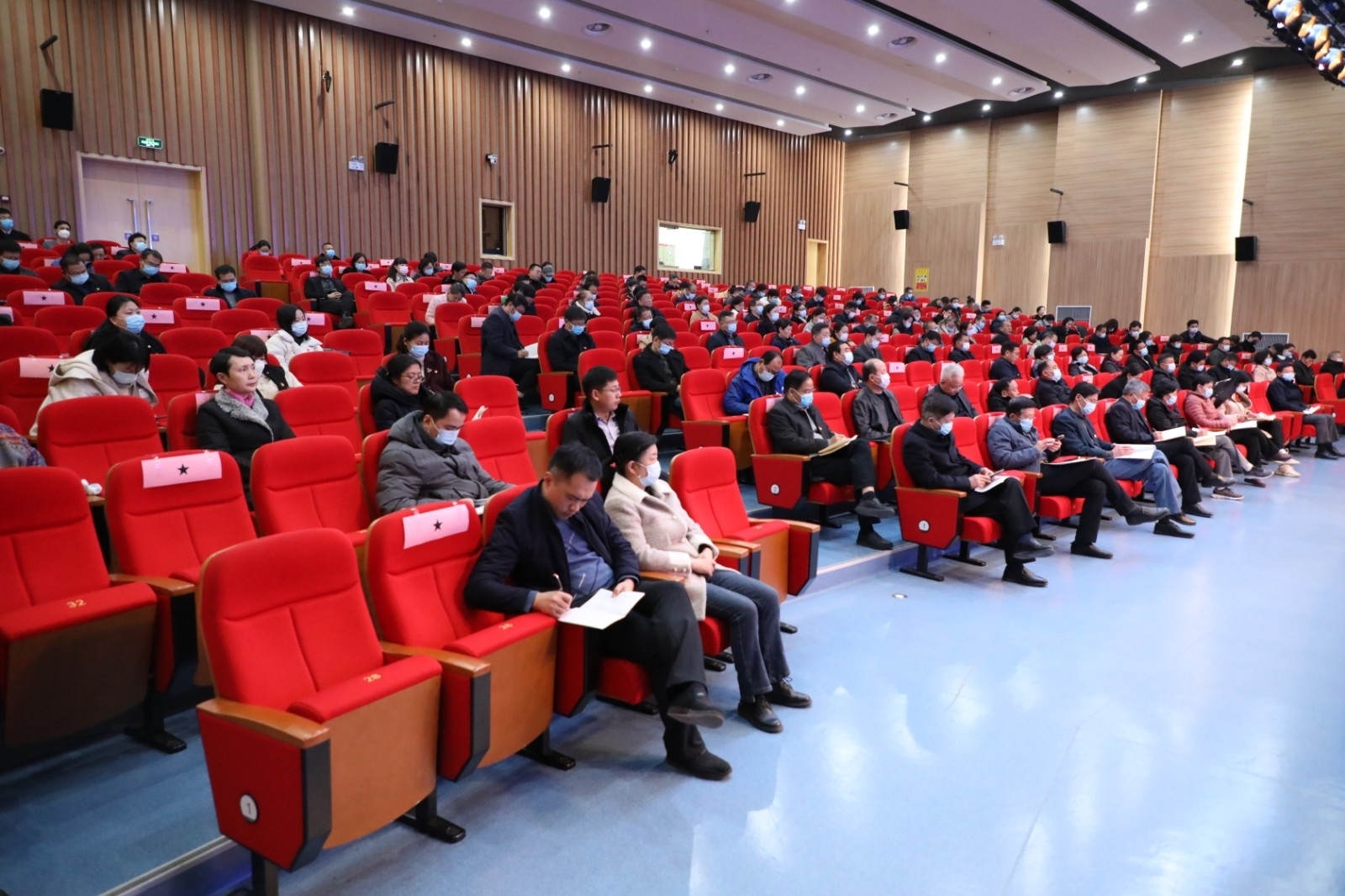 5全体校级领导和副县级以上干部参加会议.jpg