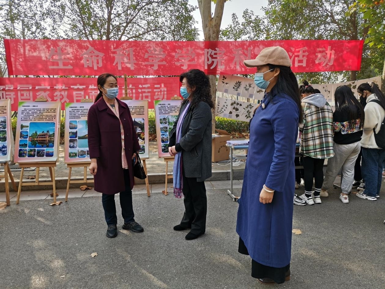 3副校长蒋丽珠询问现场活动开展情况.jpg