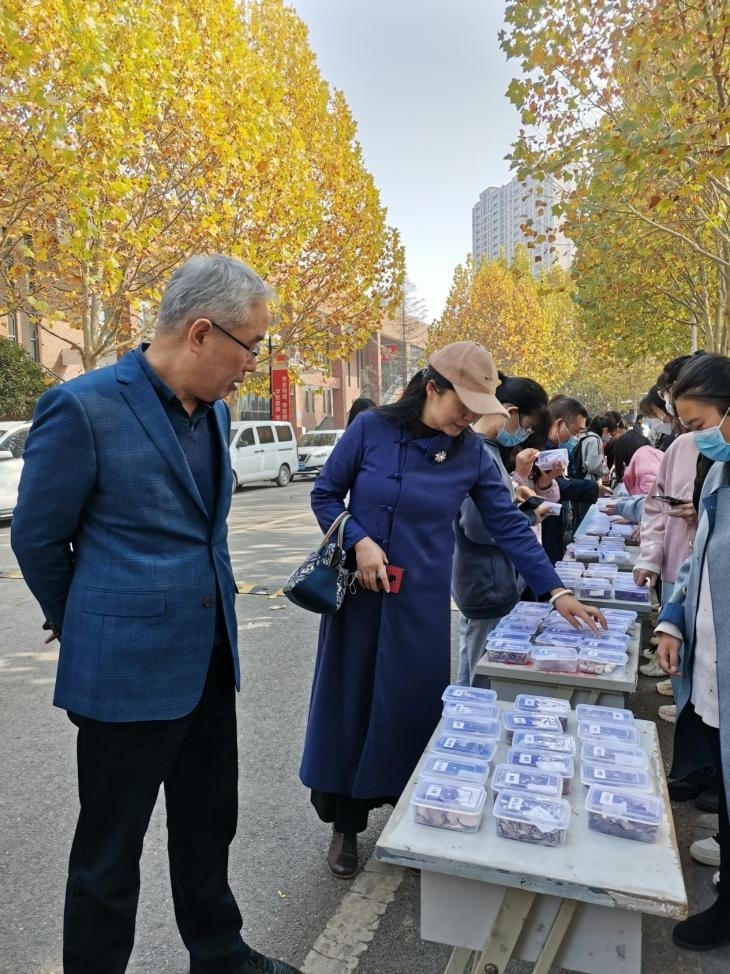 2校长孙先科参观活动现场.jpg