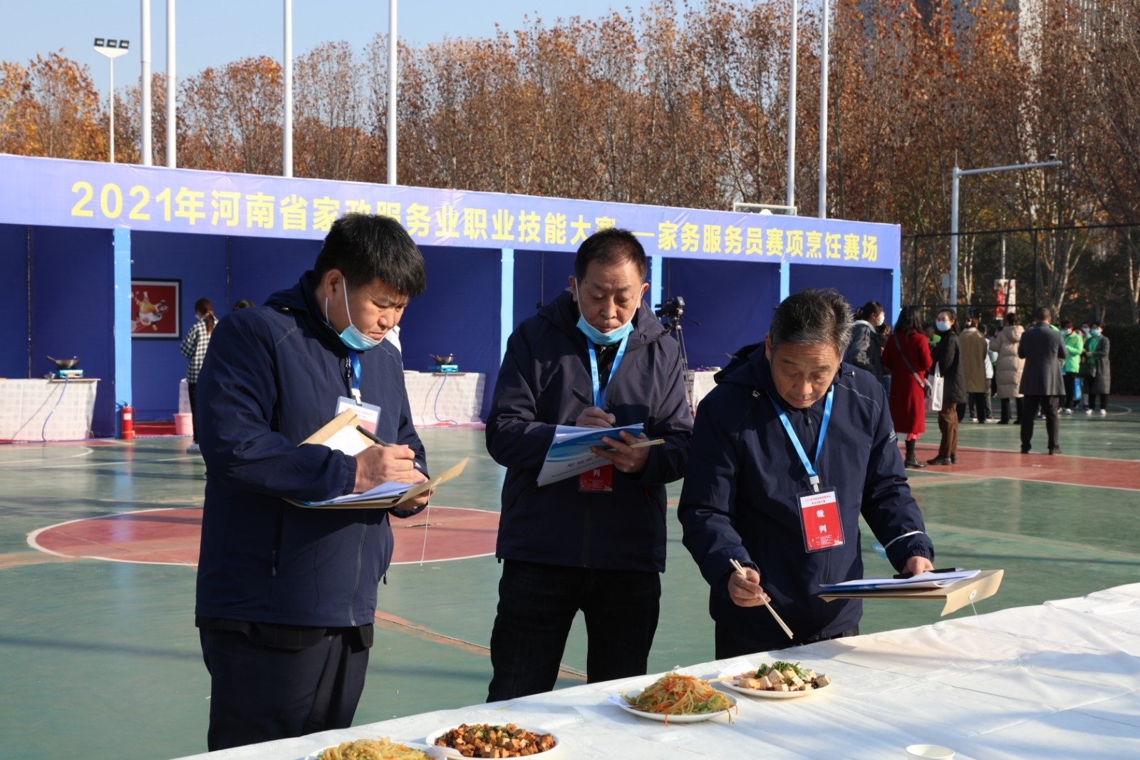 7烹饪赛场评委为选手菜品打分.jpg