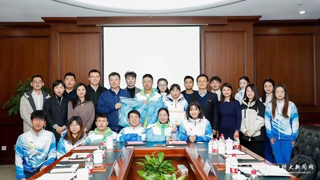 图4-4领导慰问会议.jpg
