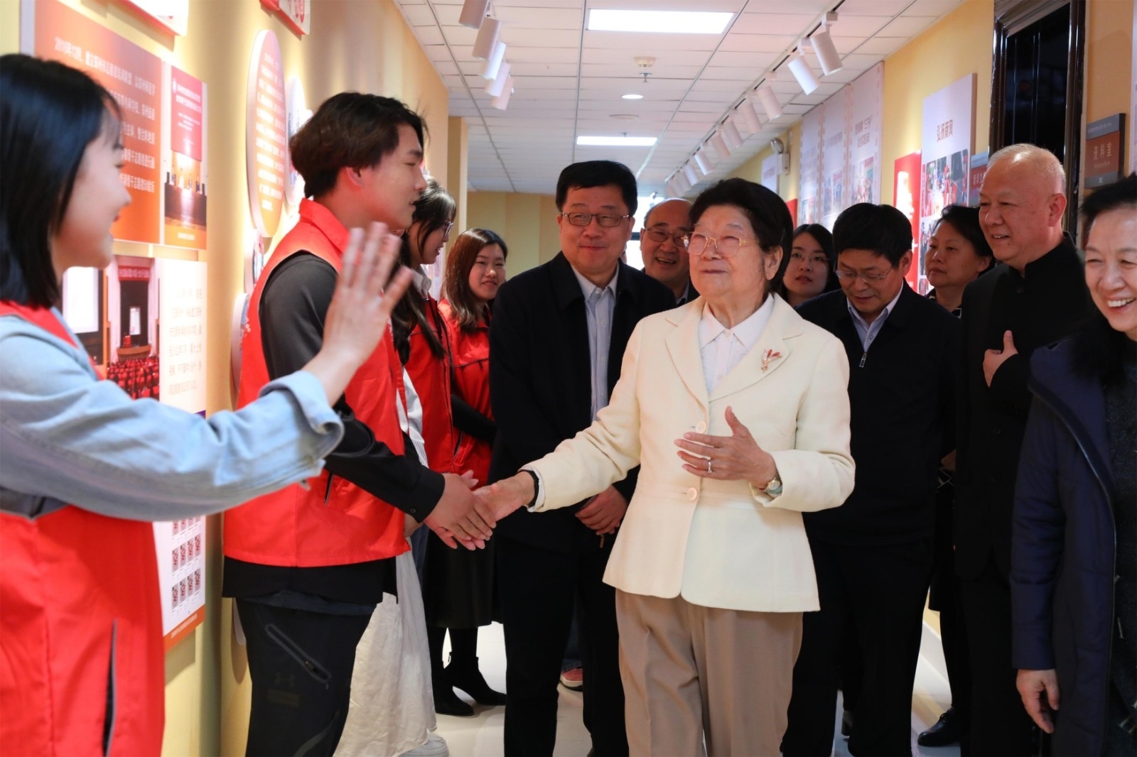 4.在中国志愿服务研究中心河南（郑州）分中心与青年志愿者亲切握手交谈.JPG