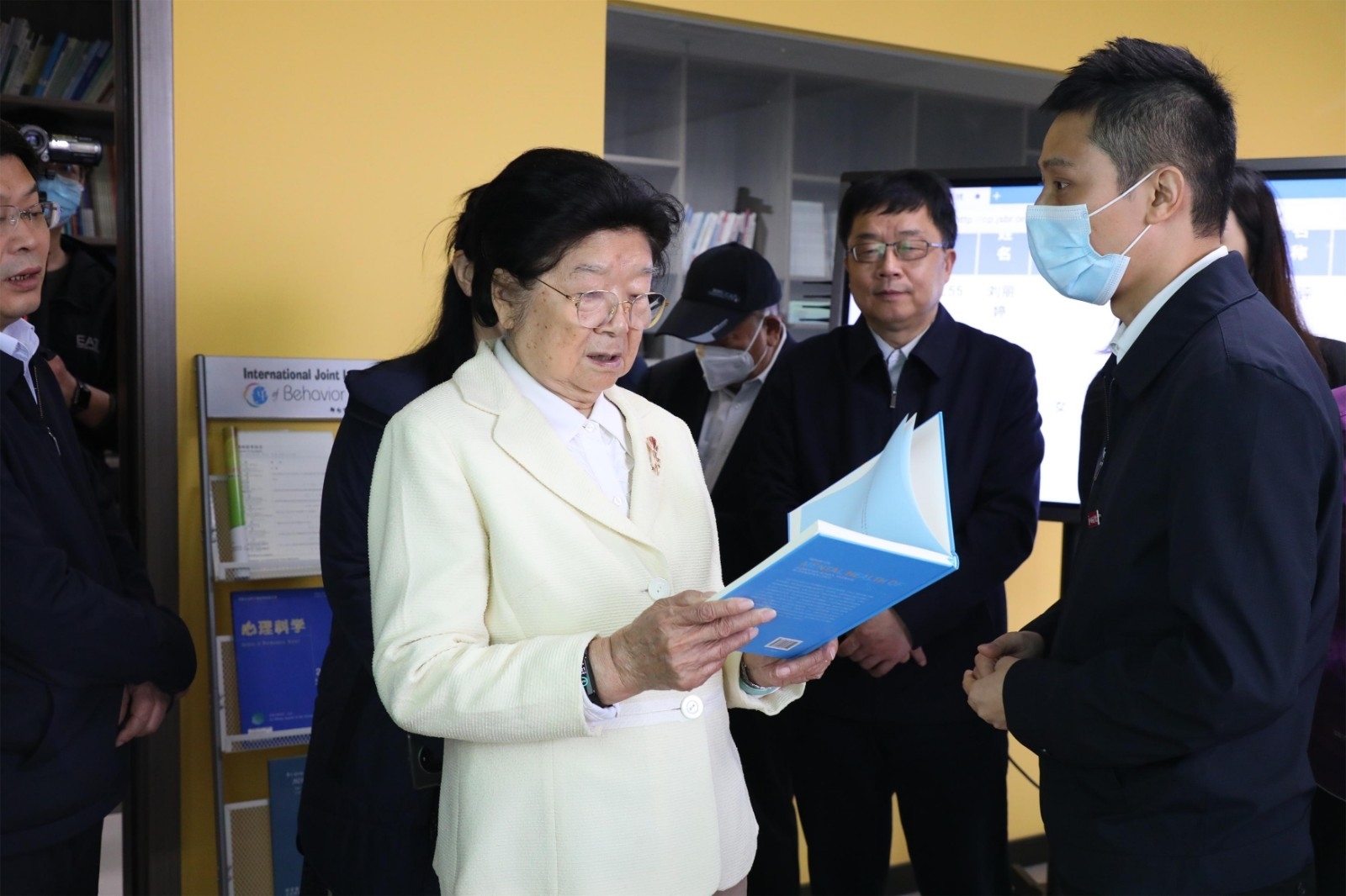 3.听取郑州师范学院心理学国际联合实验室平台的建设情况的汇报.JPG