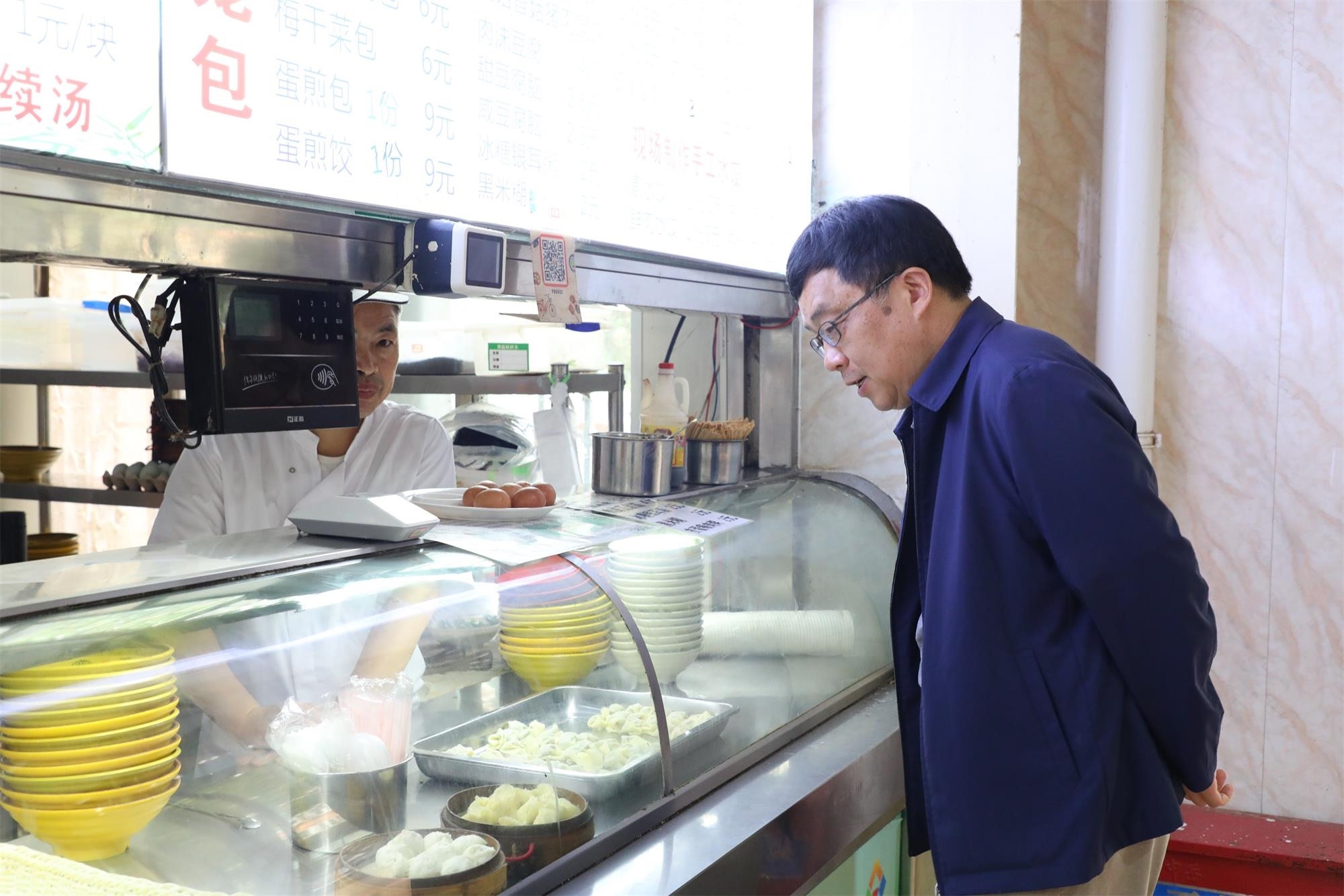 1.察看档口经营场所卫生.JPG