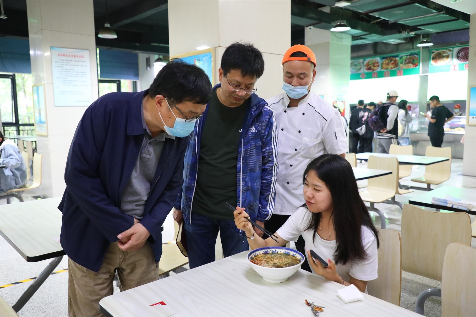 5.与正在就餐的学生交流.JPG