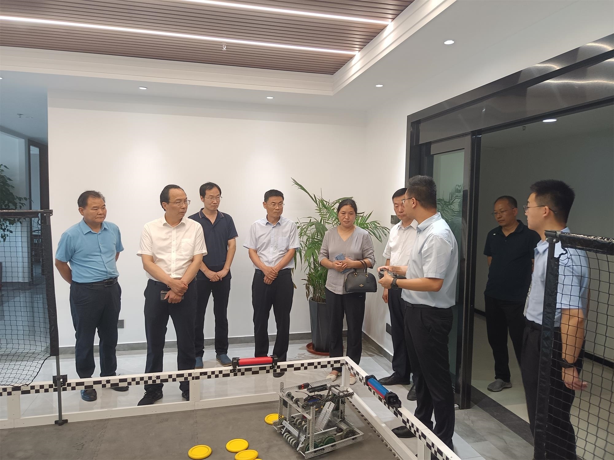 现场参观演示.jpg