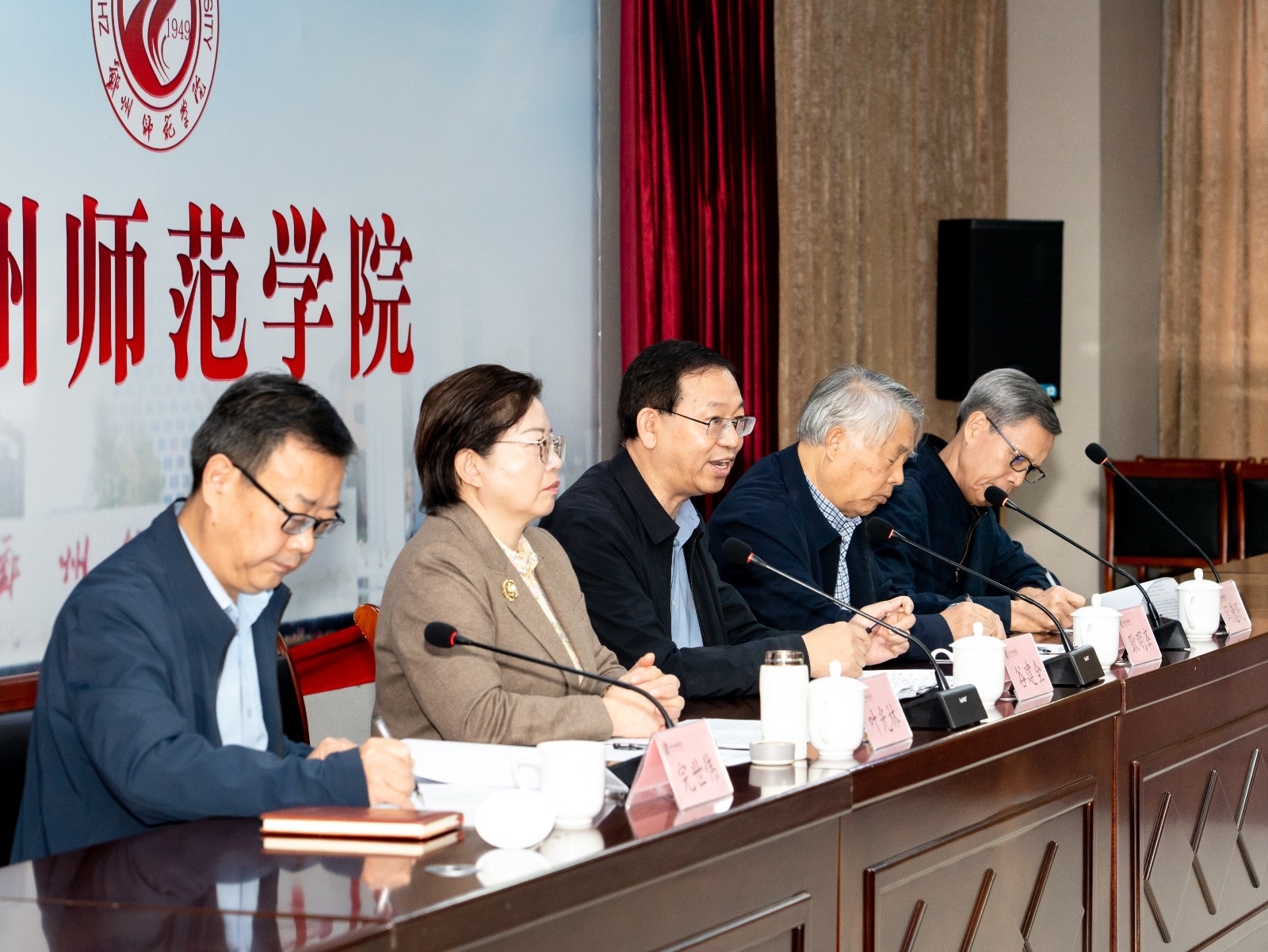 参会专家.jpg