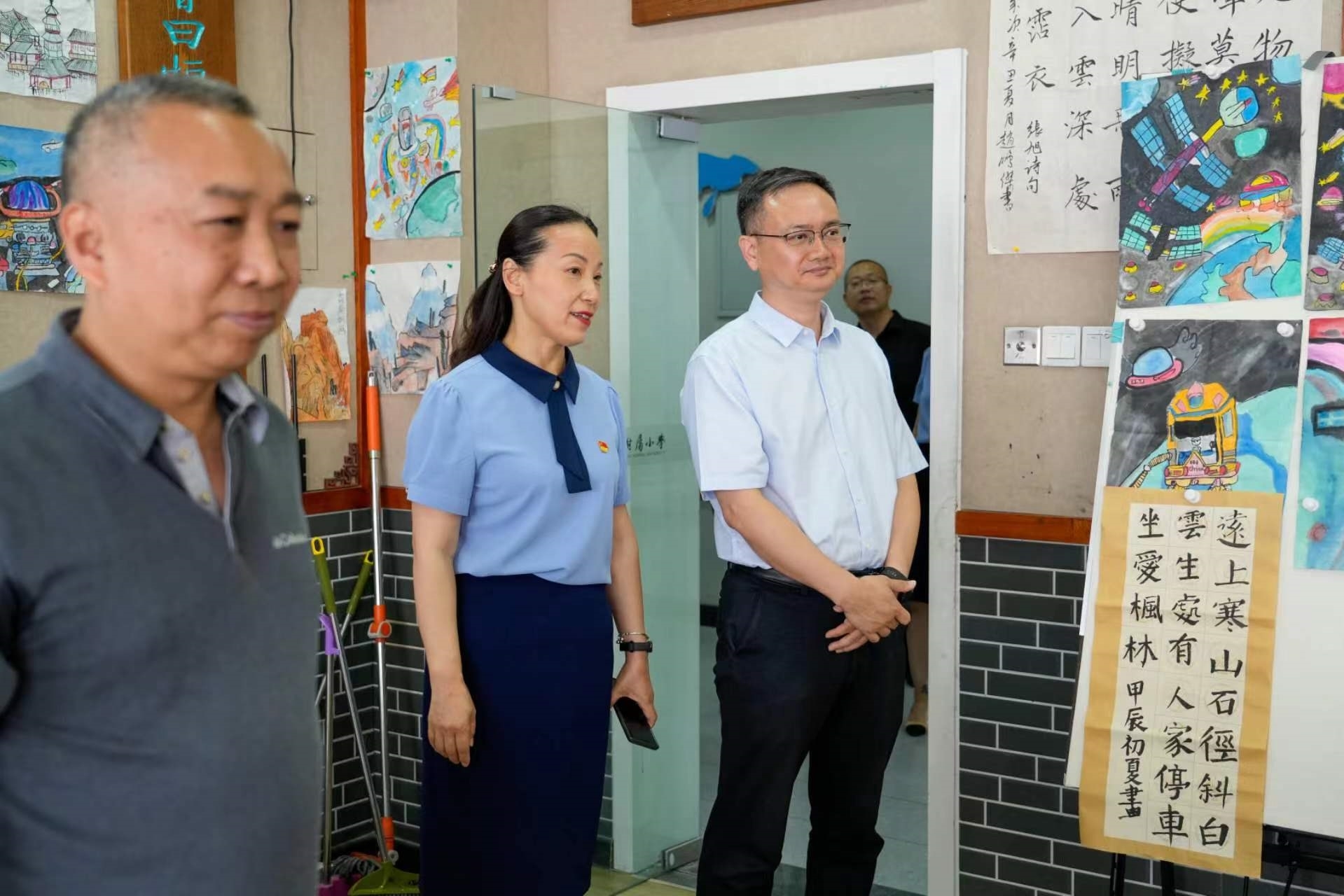 调研组一行参观校园.jpg