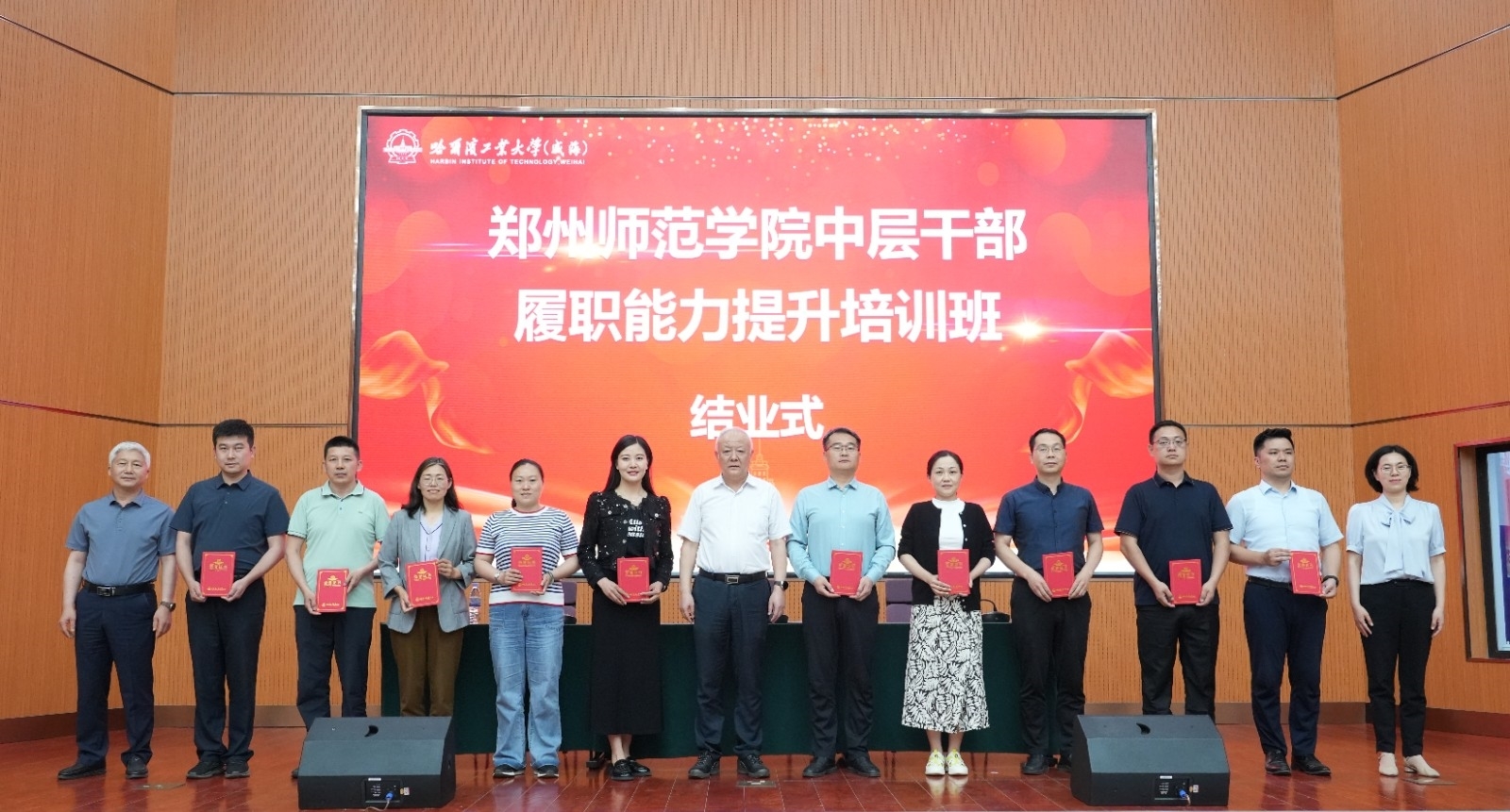 4 为优秀学员颁发证书.jpg